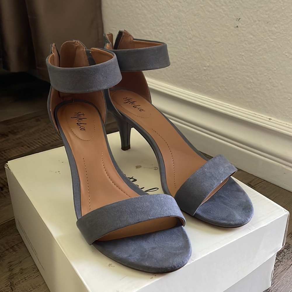 Blue heels - Picture 2 of 2